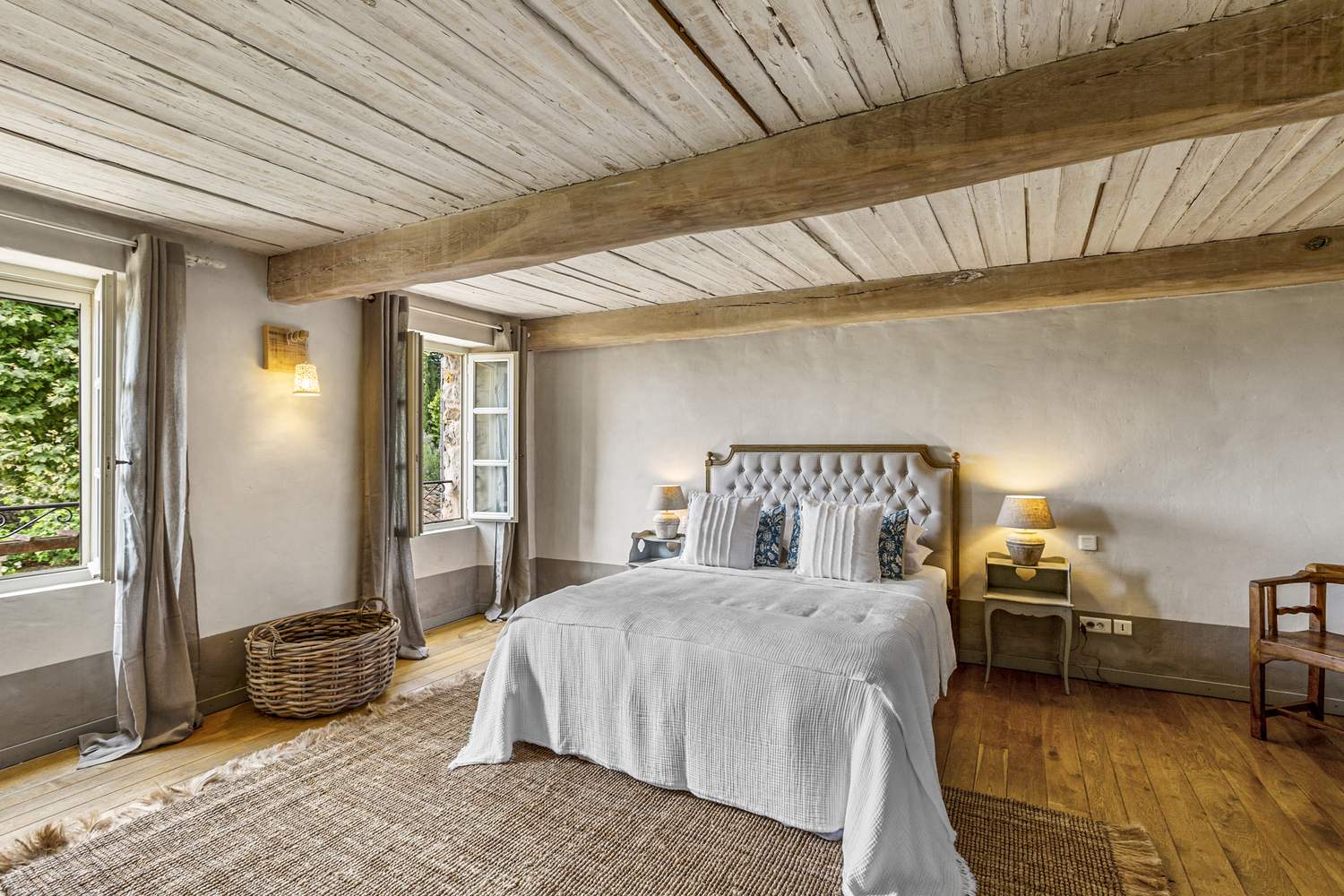 Chambre d'une bastide provençale — décoration d'intérieur Emicasa, Côte d'Azur.